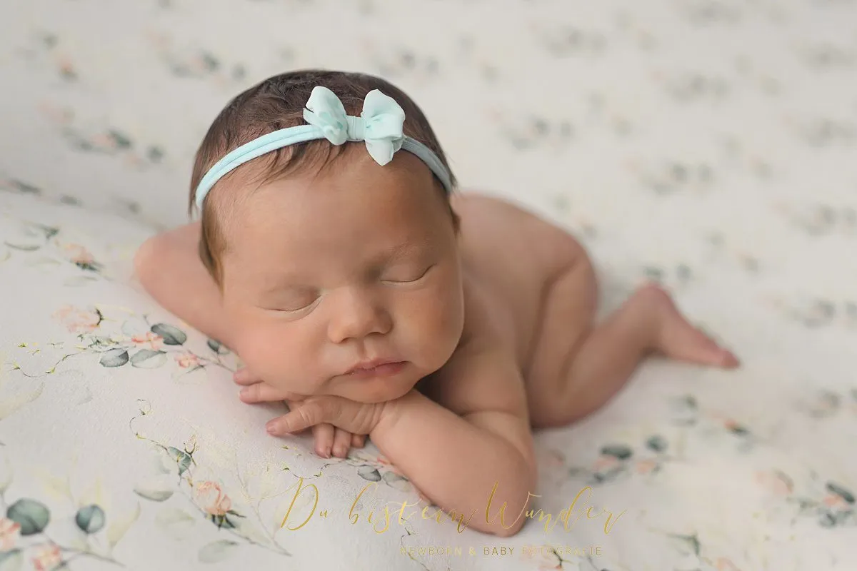 Baby Portrait im rosa Korb