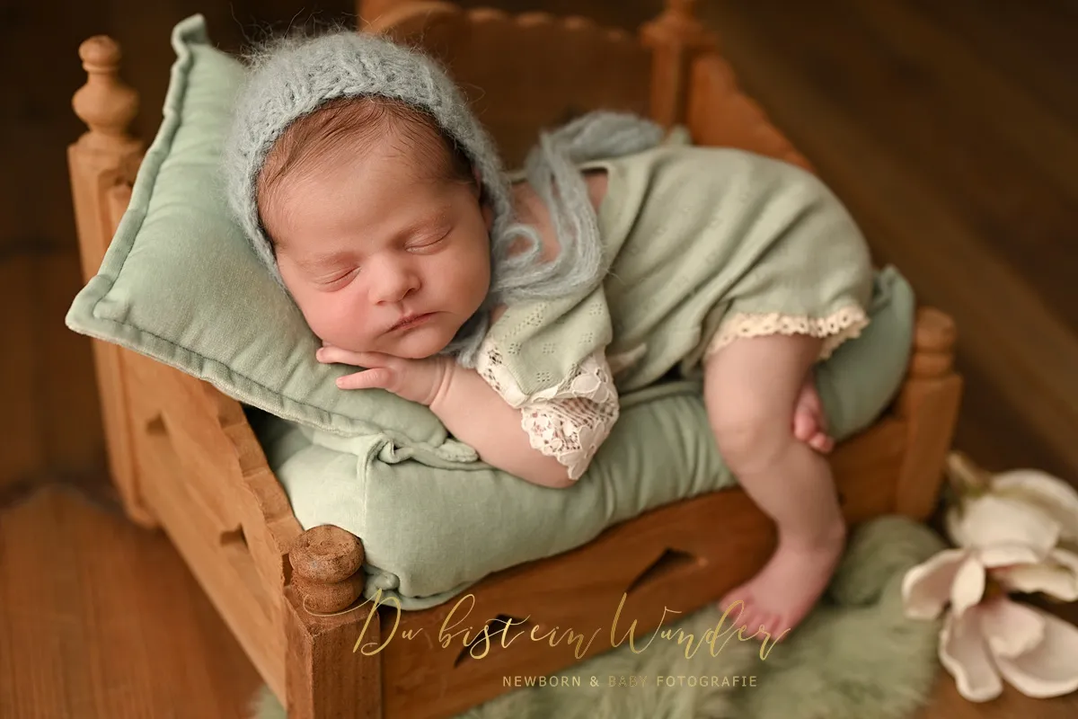 Schlafendes Baby im weißen Korb