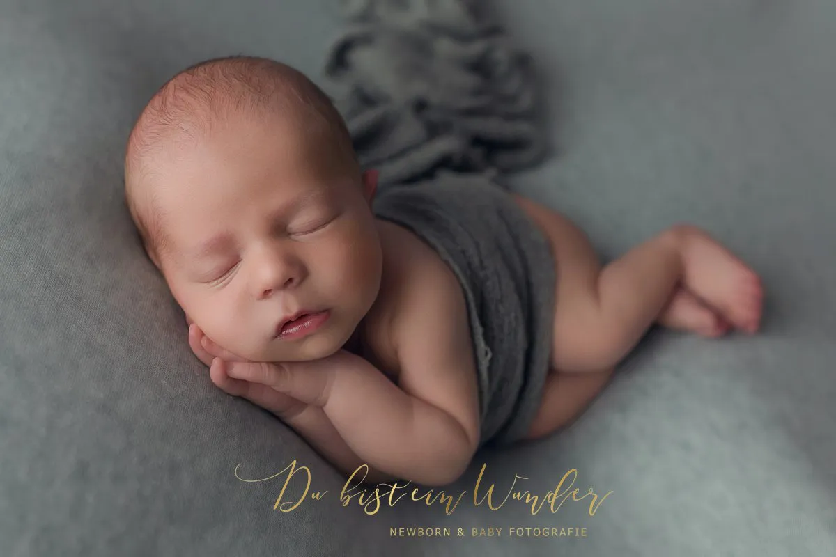 Schlafendes Baby im weißen Korb