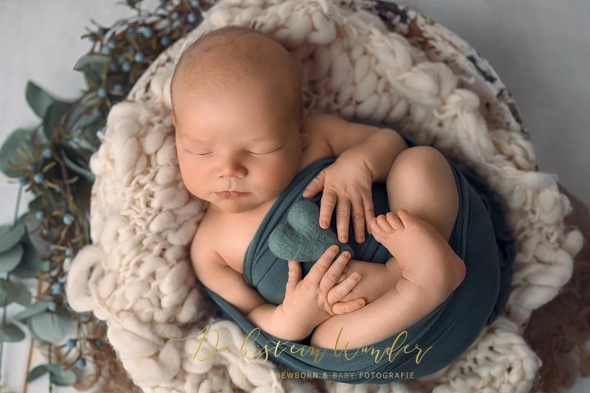 Detail der Mamahände um das Baby