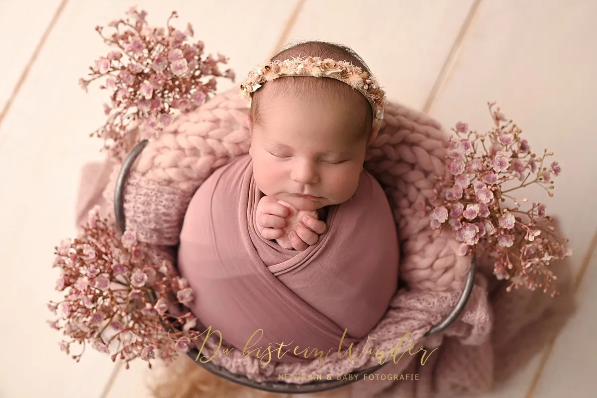 Schlafendes Baby mit cremefarbener Mütze