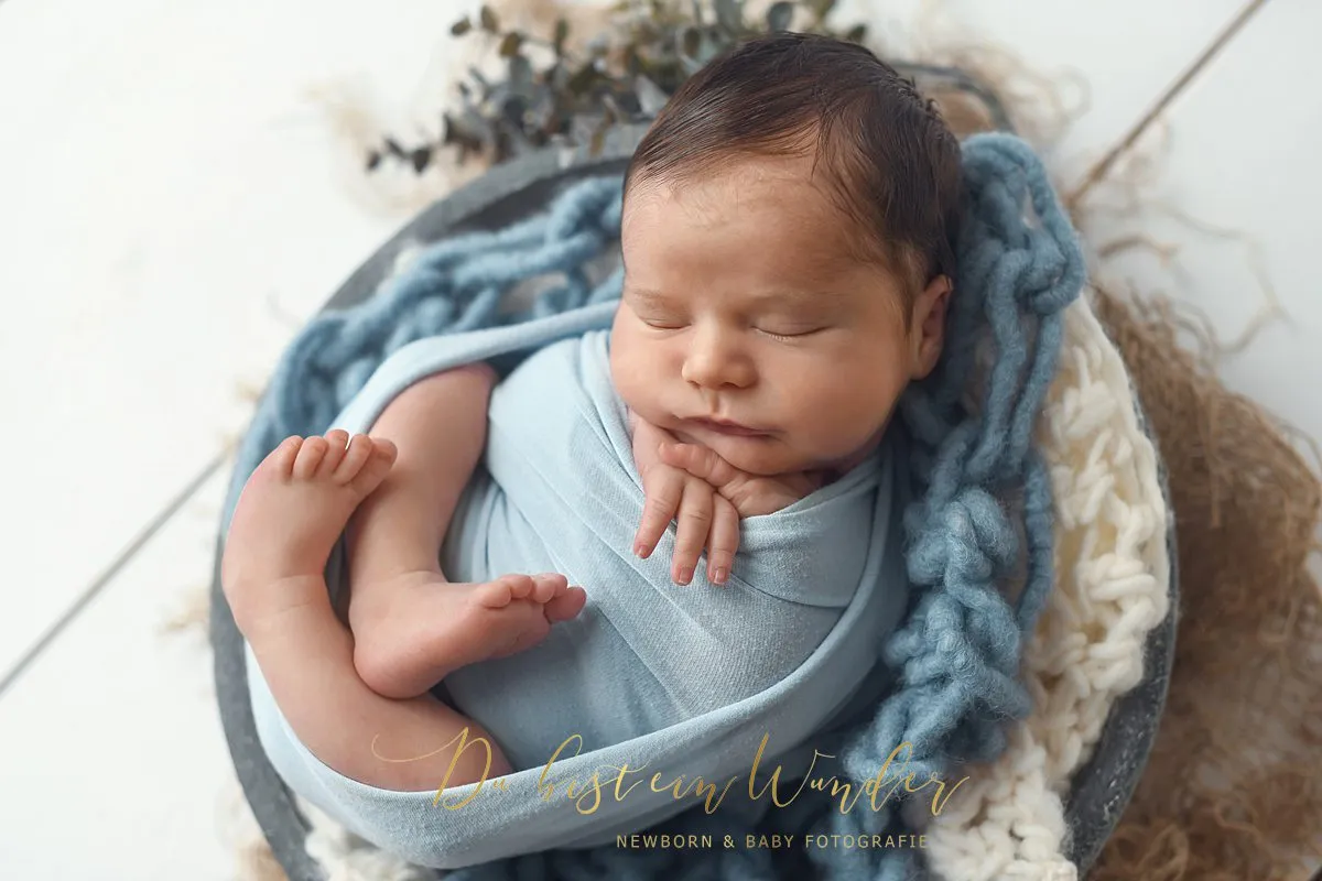Nahaufnahme Newborn mit grauer Mütze