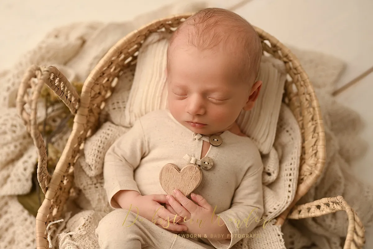 Baby Portrait mit grauer Mütze