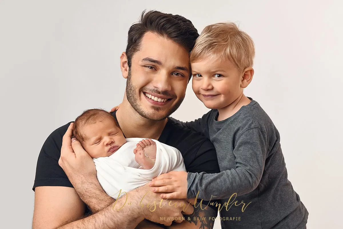 Baby Portrait mit grauer Mütze