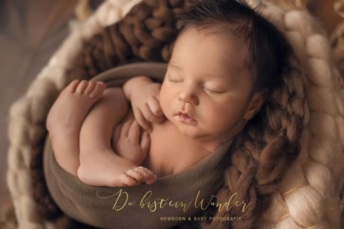 Newborn Portrait mit weißer Mütze