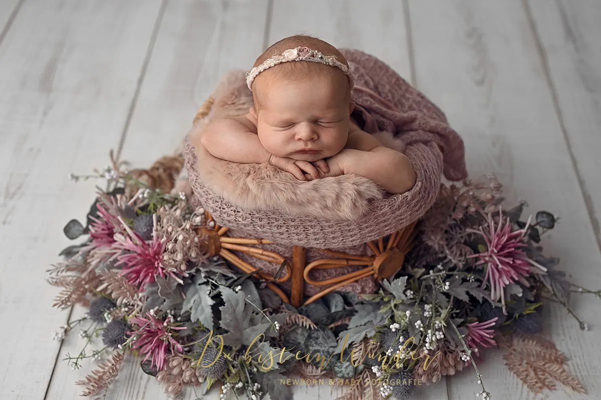 Newborn Portrait in Naturtönen in Holzschale