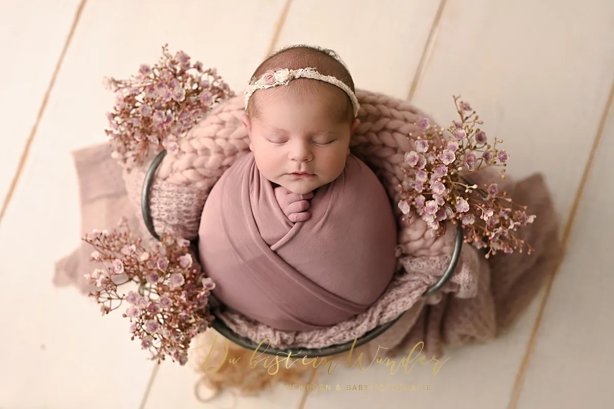 Inniges Geschwisterfoto mit Baby