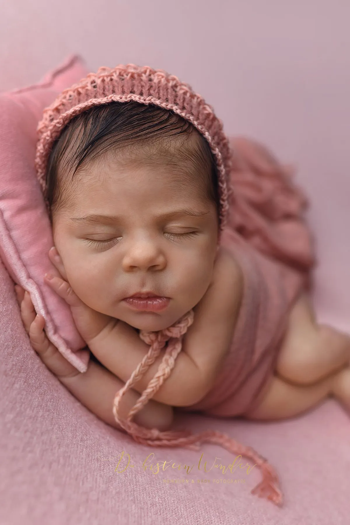 Neugeborenes Baby in lila Strickoutfit mit Mütze beim Newborn Shooting in Altdorf bei Nürnberg