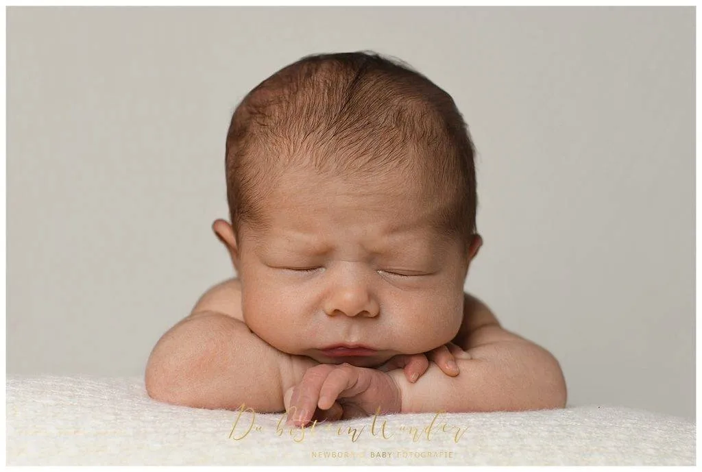 Schlafendes Neugeborenes Baby Ayleen liegt auf ihren Händchen