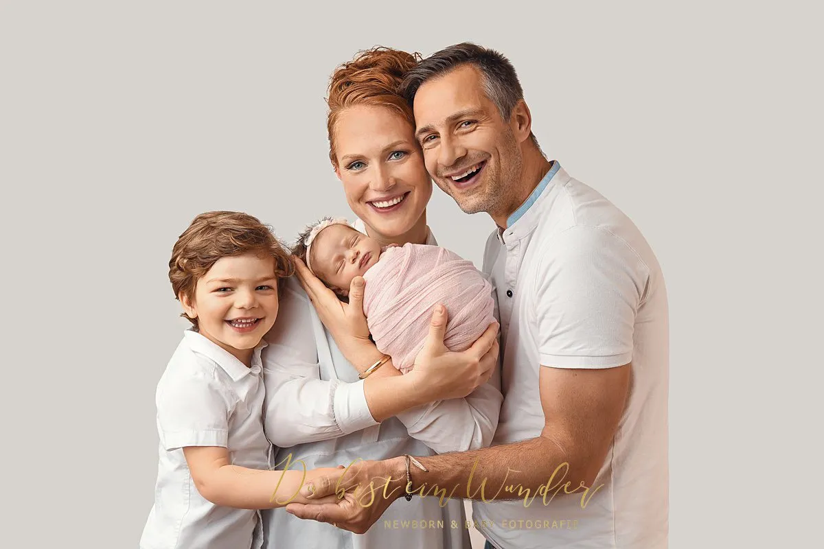 Friedlich schlafendes Baby im Bett mit Strickdecke