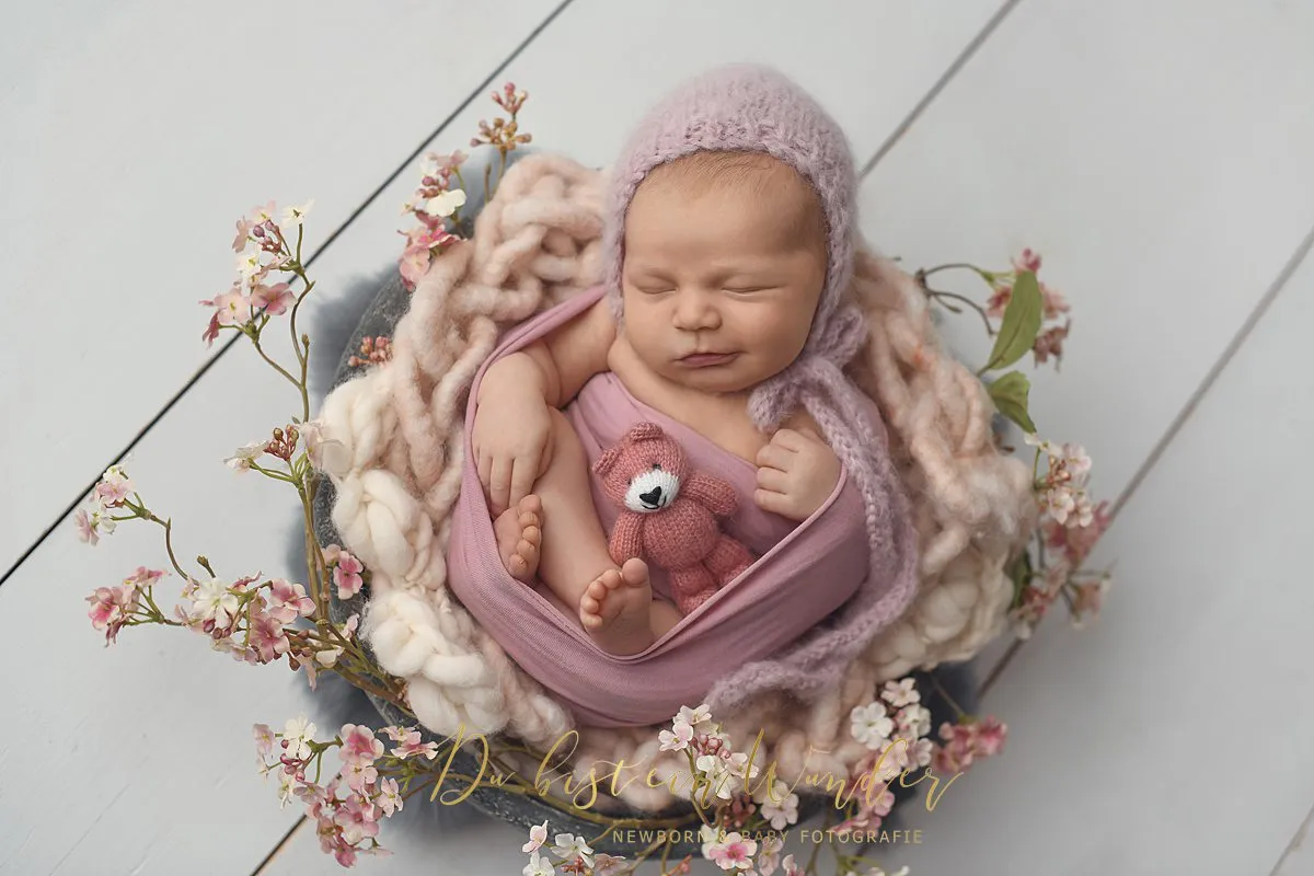 Schlafendes Baby im weißen Anzug