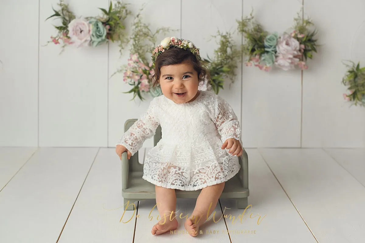 Newborn Portrait auf cremefarbener Decke