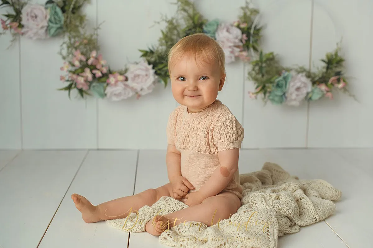 Newborn Portrait auf weißer Decke