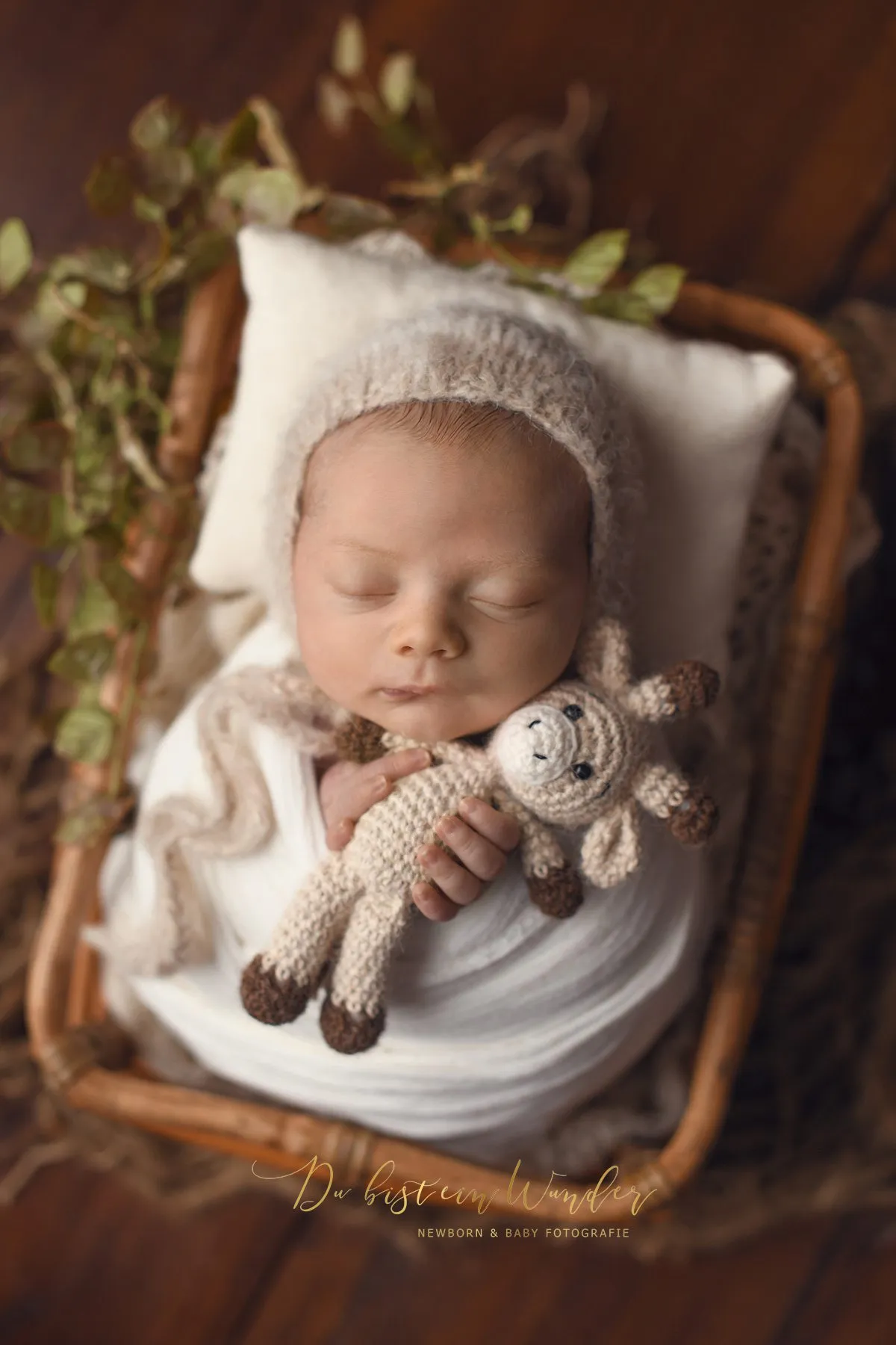 Friedliches Baby auf cremefarbenem Fell