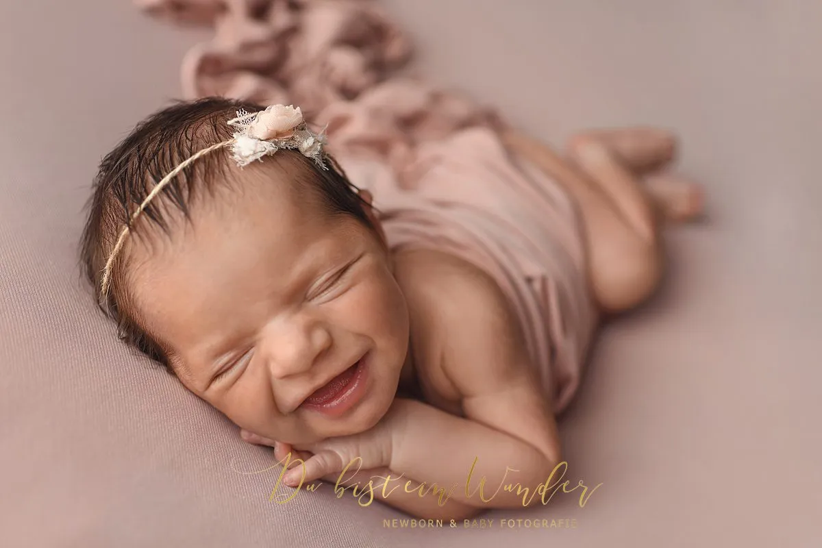 Newborn Portrait auf weißem Fell