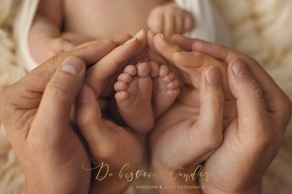 Babyfüßchen in Elternhänden zu einem Herz geformt – Newborn Fotografie Nürnberg
