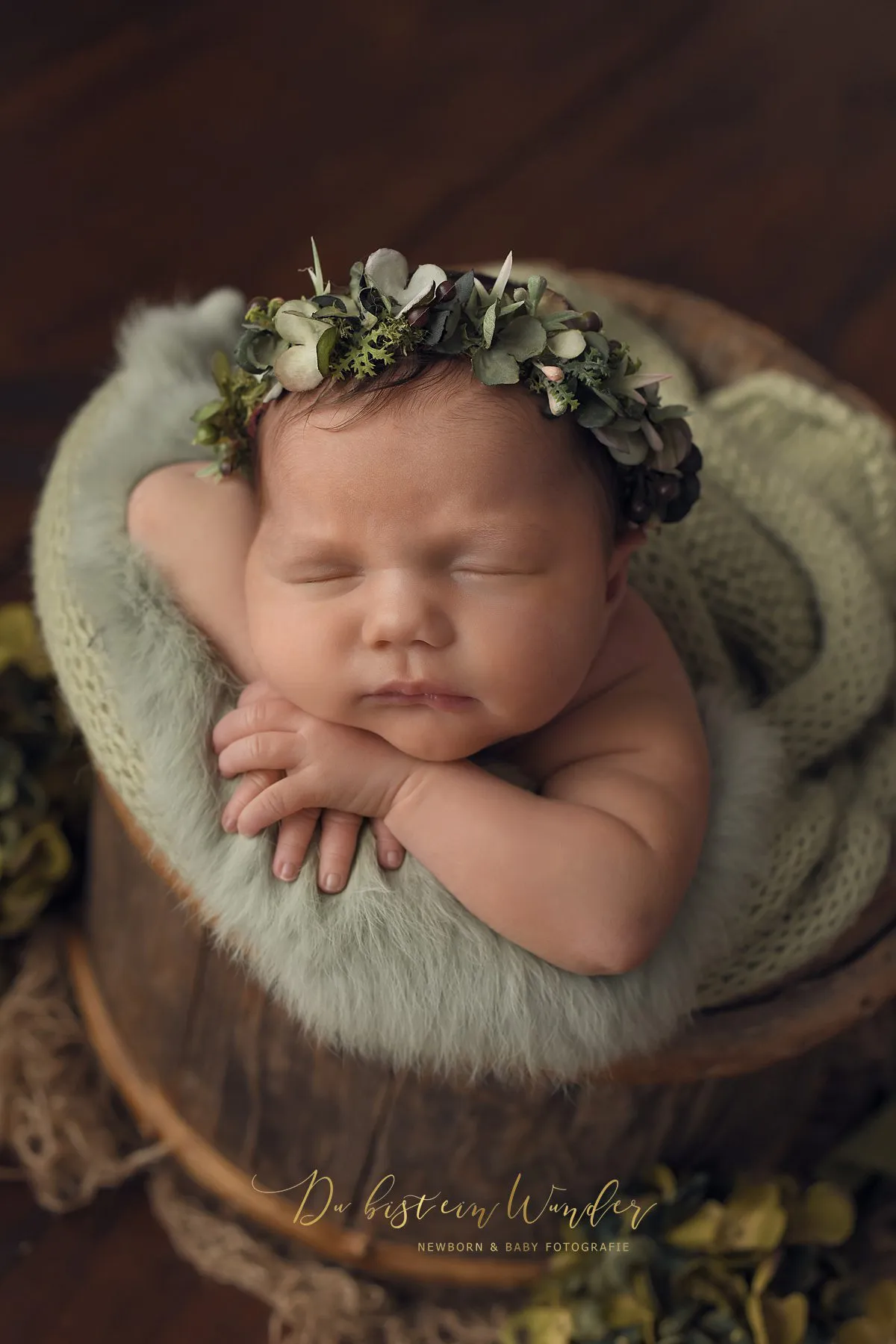 Friedlich schlafendes Baby im rosa dekorierten Korb