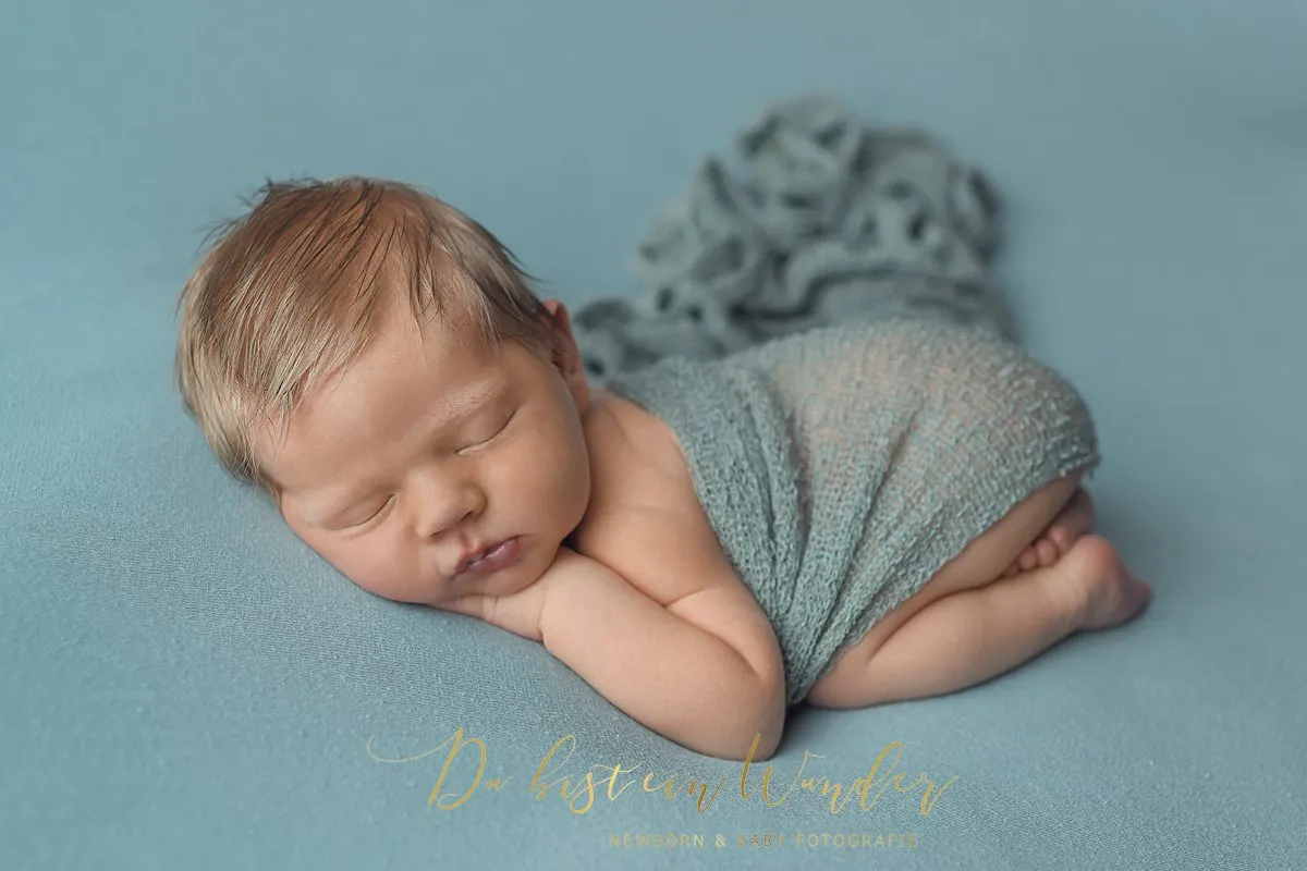 Schlafendes Baby im rosa Korb