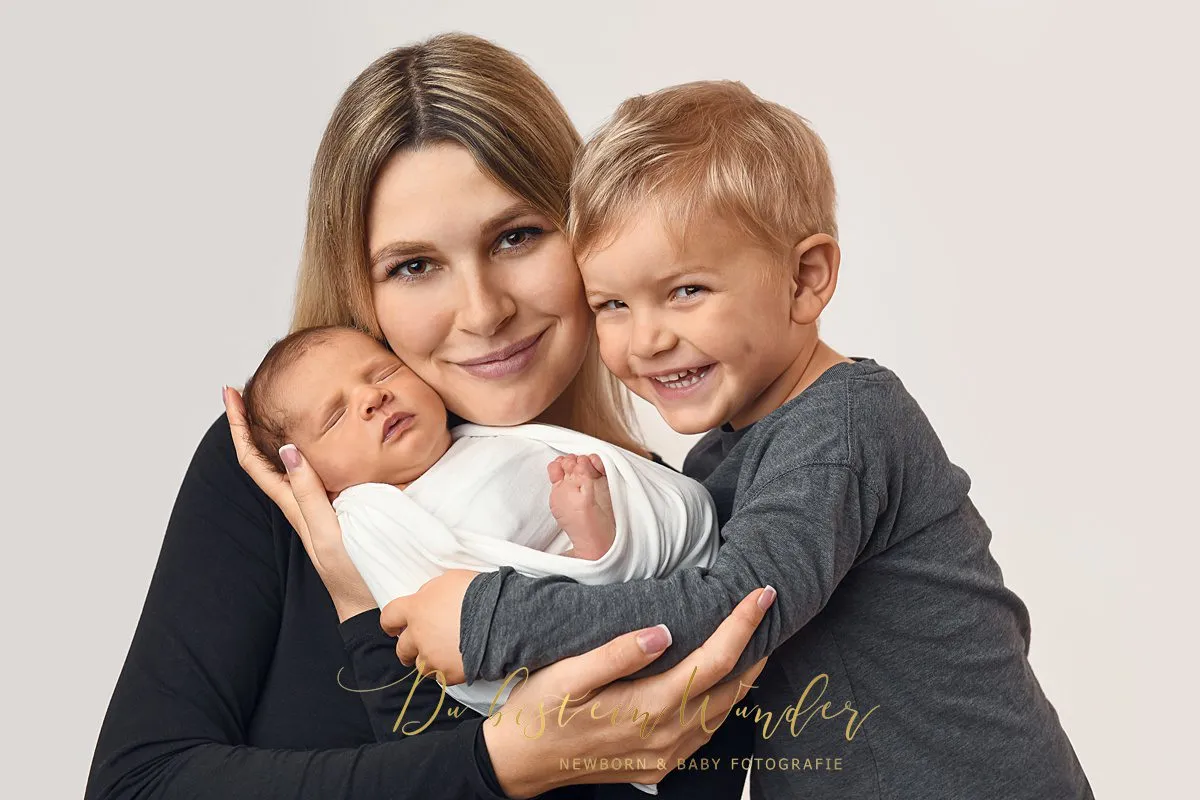 Friedliches Baby mit grauer Mütze