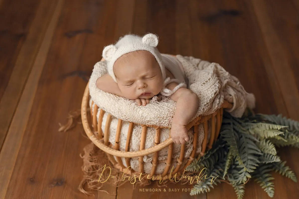 Elternhände halten Babyhände