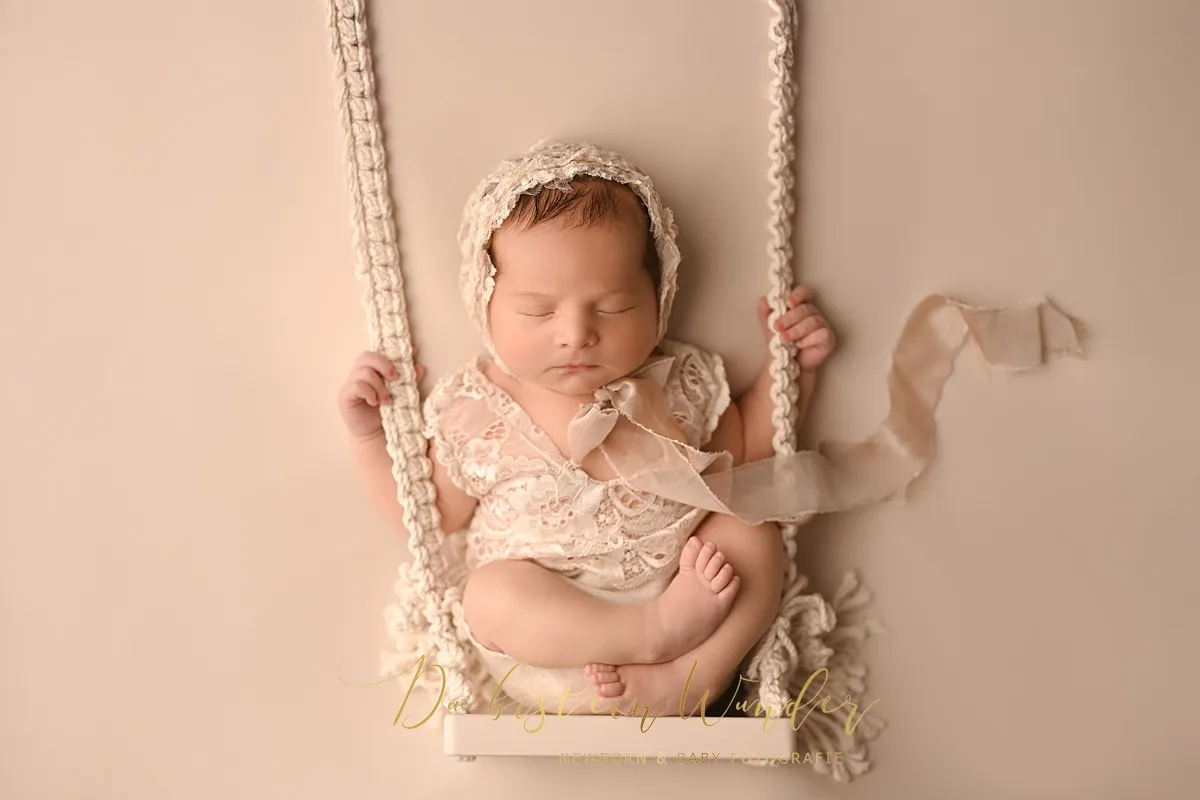 Lächelndes Sitter-Baby mit Boho Deko