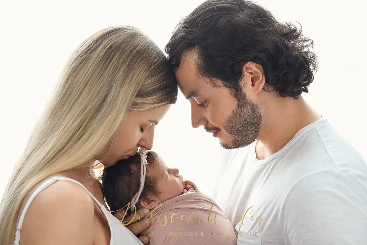 Lächelndes Sitter-Baby mit Boho Deko