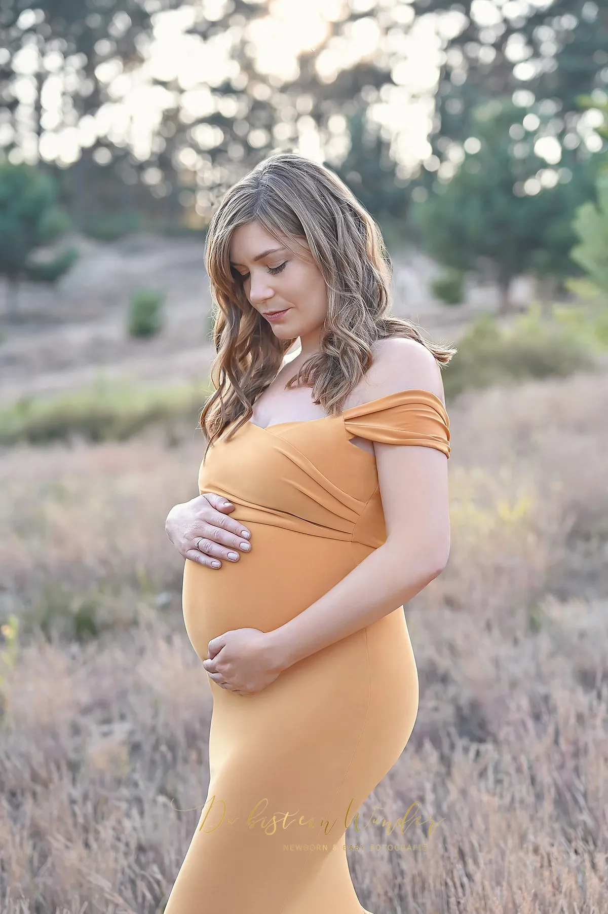 Portrait in der Heide im senfgelben Kleid