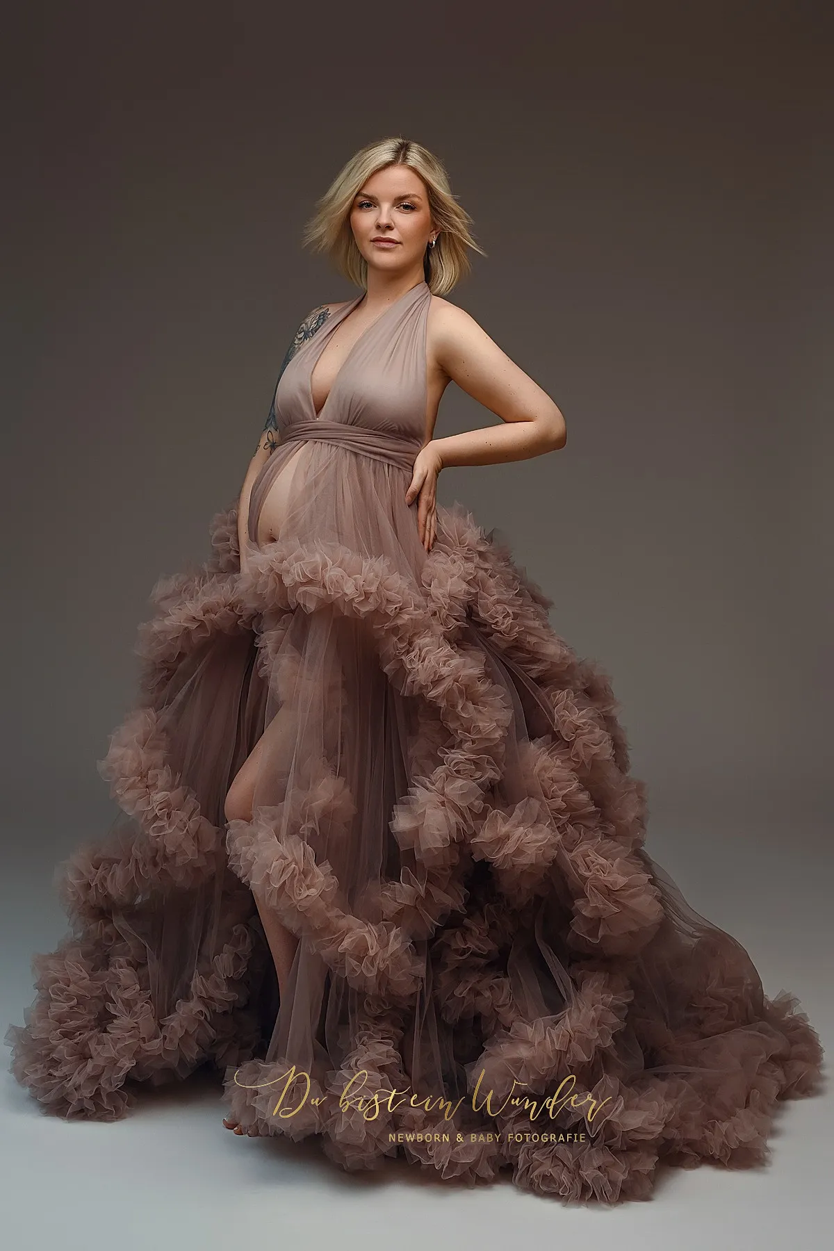 Portrait in der Heide im senfgelben Kleid