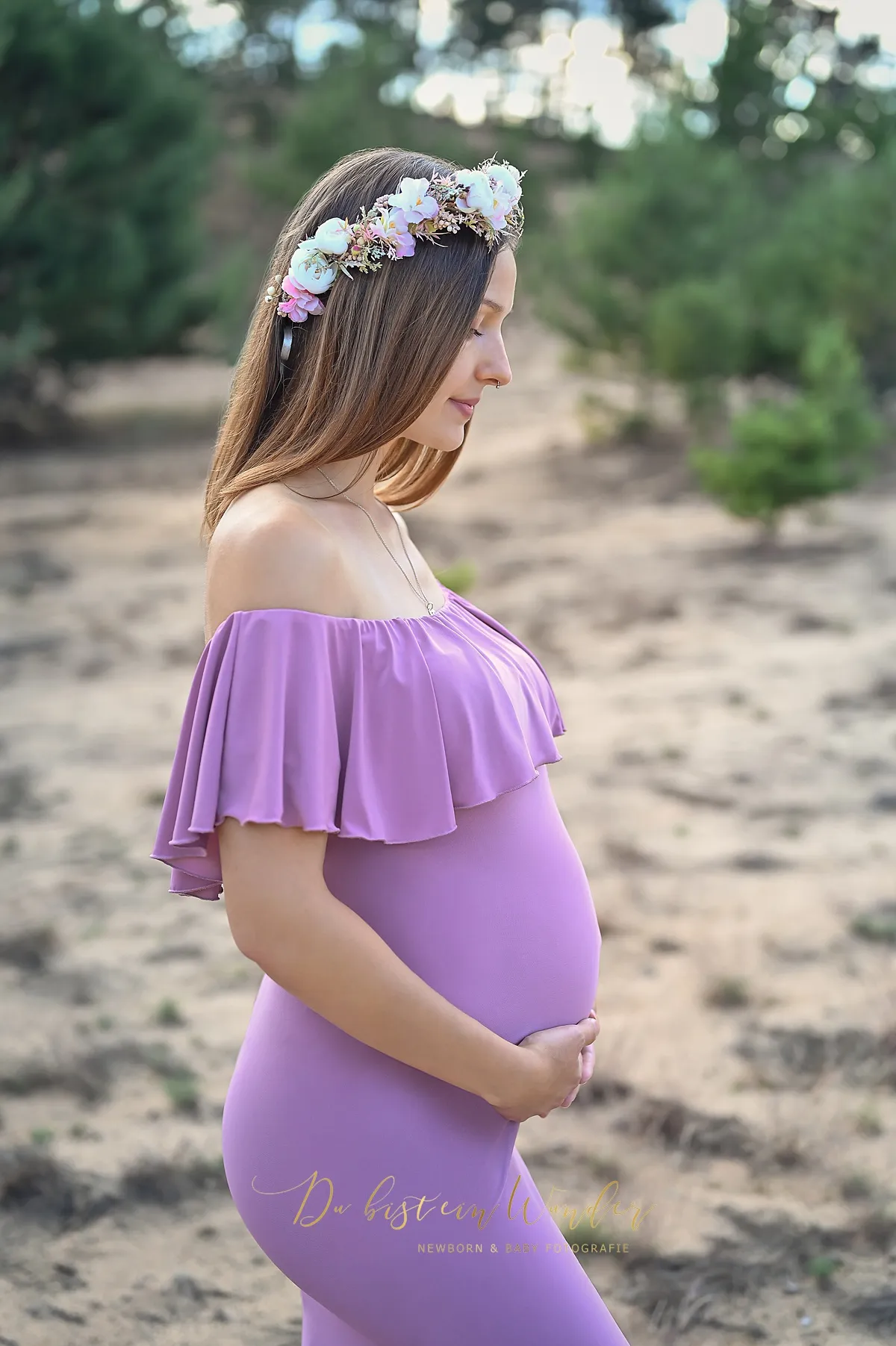 Seitenprofil auf der Sanddüne im lila Kleid mit Blumenkranz