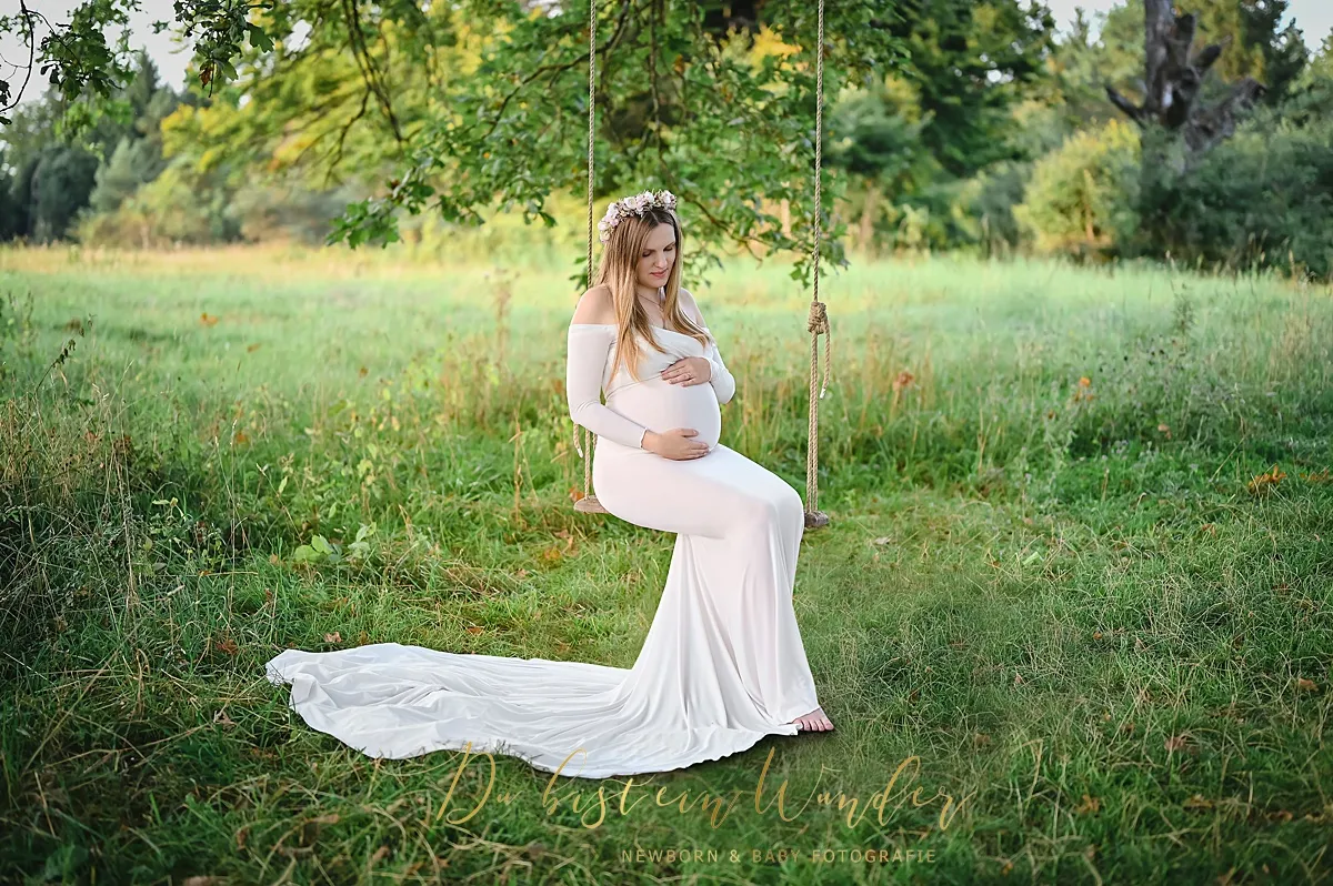 Romantisches Shooting auf der Schaukel im weißen Kleid mit Blumenkranz