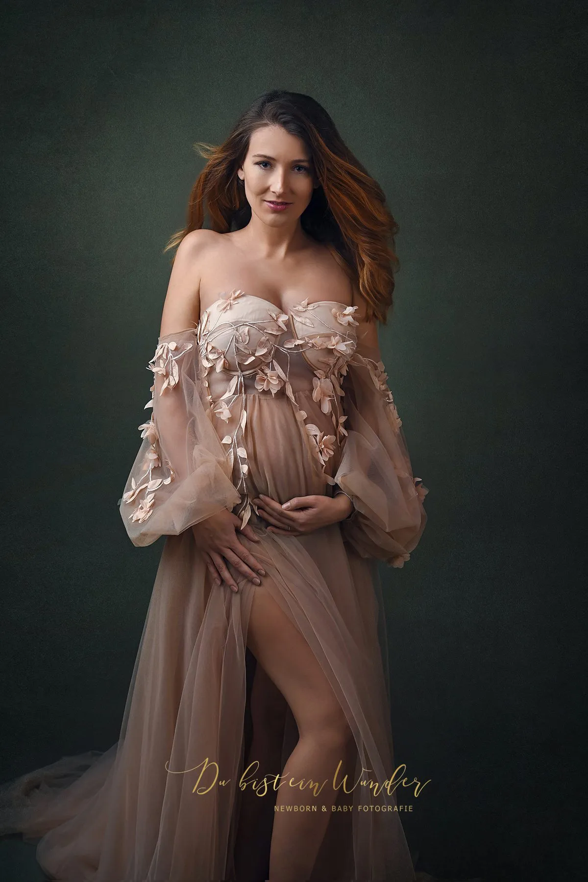 Studio-Portrait im beigen Blumenkleid