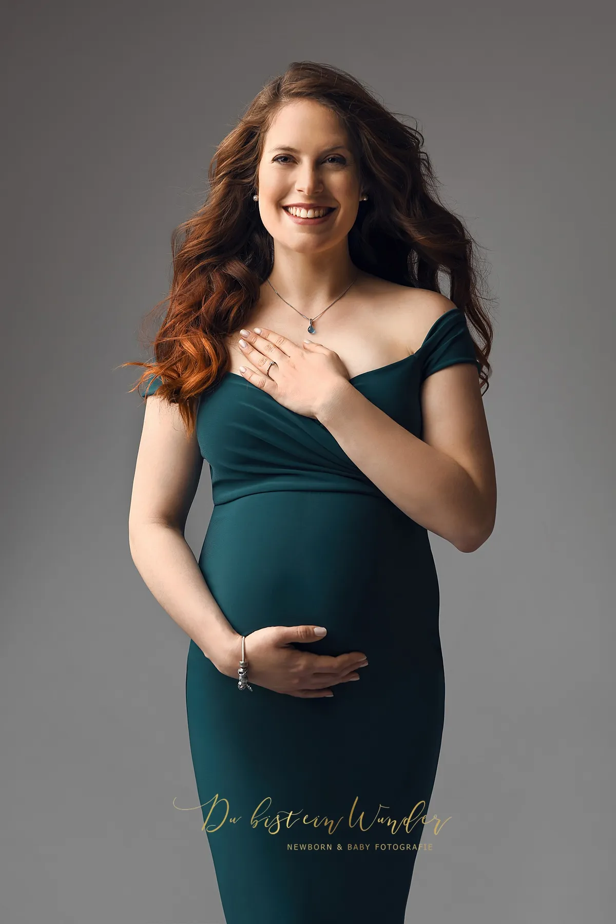 Glamouröses Schwangerschaftsportrait im beigen Rüschenkleid