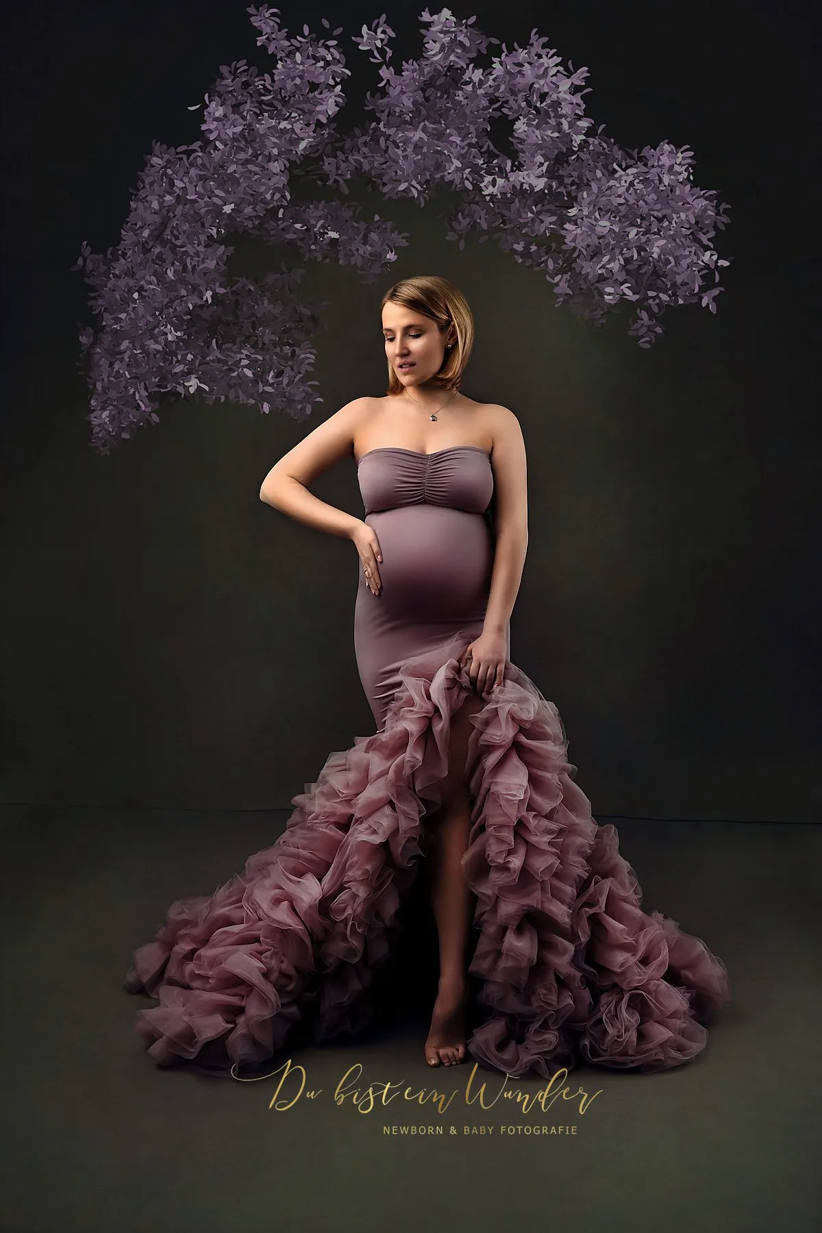 Sitzendes Studio-Portrait im weißen Rüschenkleid