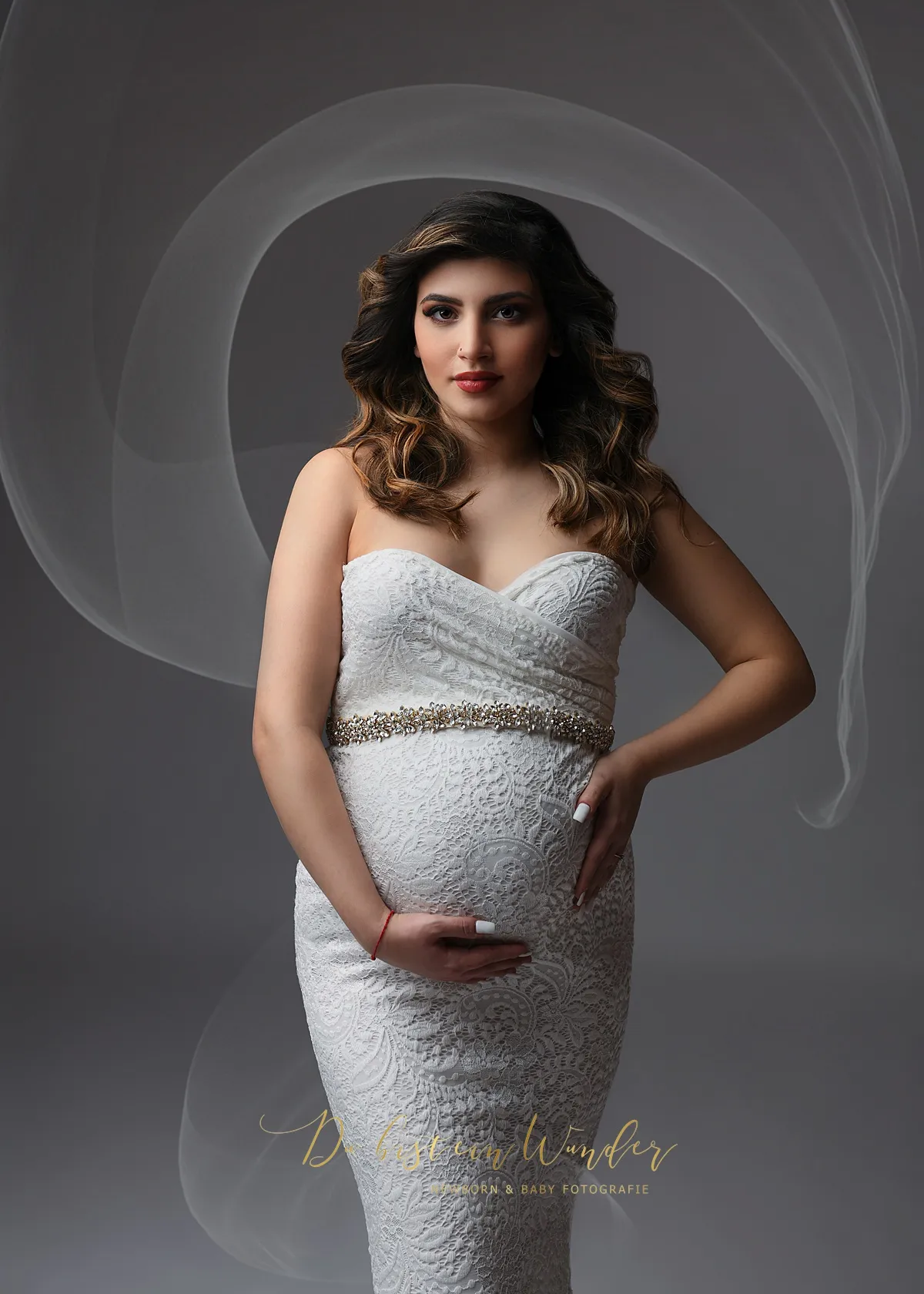 Portrait im weißen Spitzenkleid mit Stoffeffekt