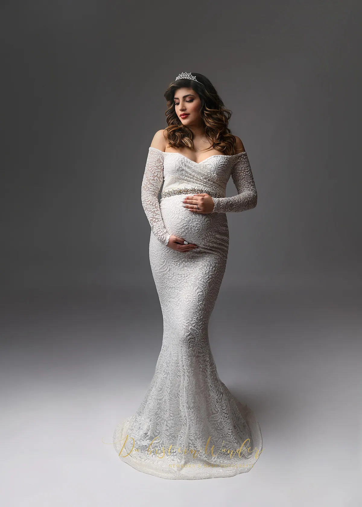 Studio-Portrait im weißen Spitzenkleid mit Strassgürtel und Krone