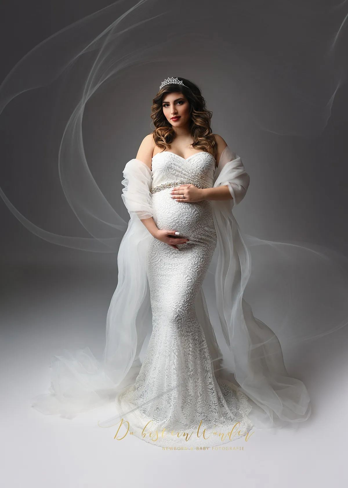 Studio Portrait im weißen Tüllkleid mit Rüschen