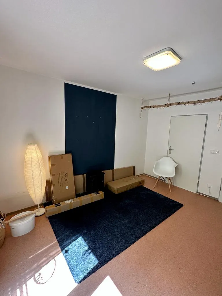 Showroom-Einrichtung mit Paketen, Teppich und Stehlampe waehrend des Umbaus