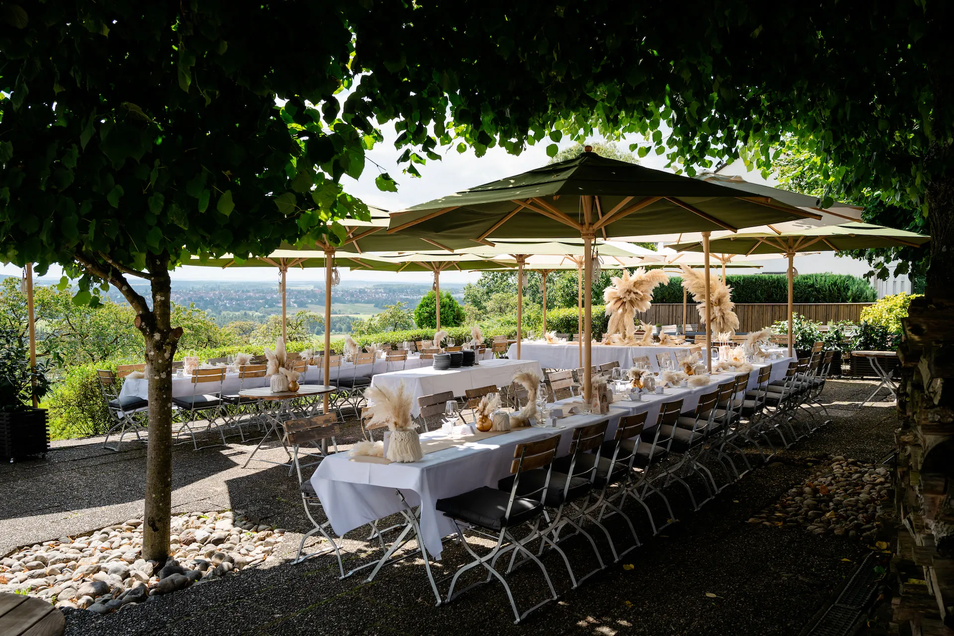 Festlich gedeckter Tisch für Tauffeier