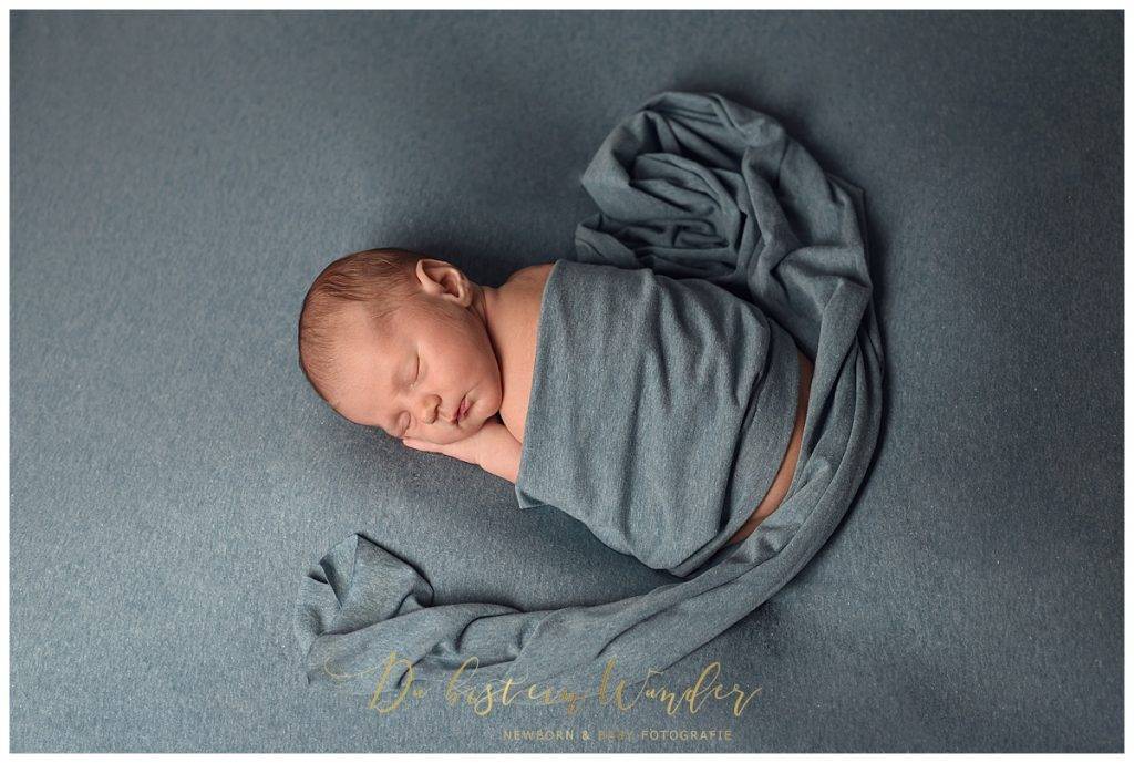 Im Fotostudio von DubisteinWunder, einem Ort voller Kreativität und Magie, entstehen einzigartige und emotionale Newborn Neugeborenen Fotoshootings.